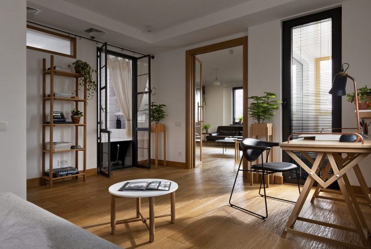 Контраст темных и светлых поверхностей в интерьере просторных апартаментов