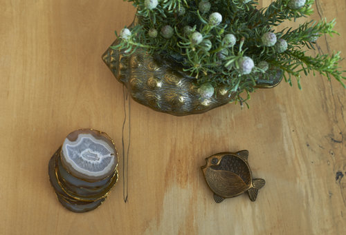 Приземистая мебель и художественные инсталляции в просторном светлом пентхаусе