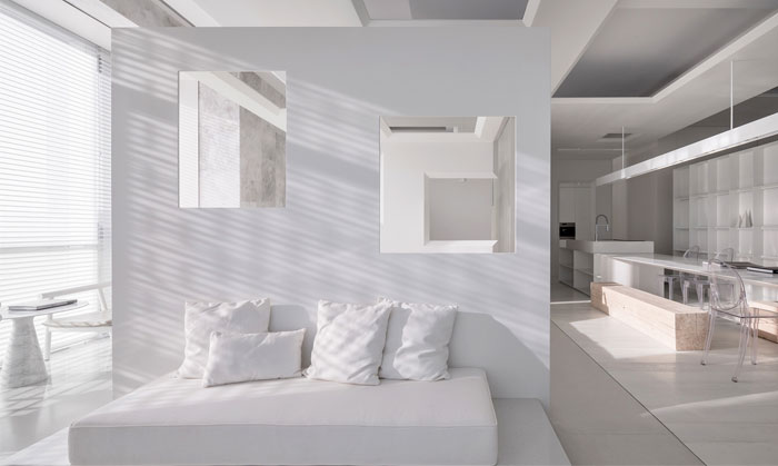 Белоснежный интерьер просторной студии