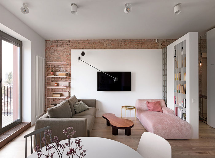 Бетон с нежно-розовым бархатом, конструкции из красного кирпича и немного латуни и меди в интерьере