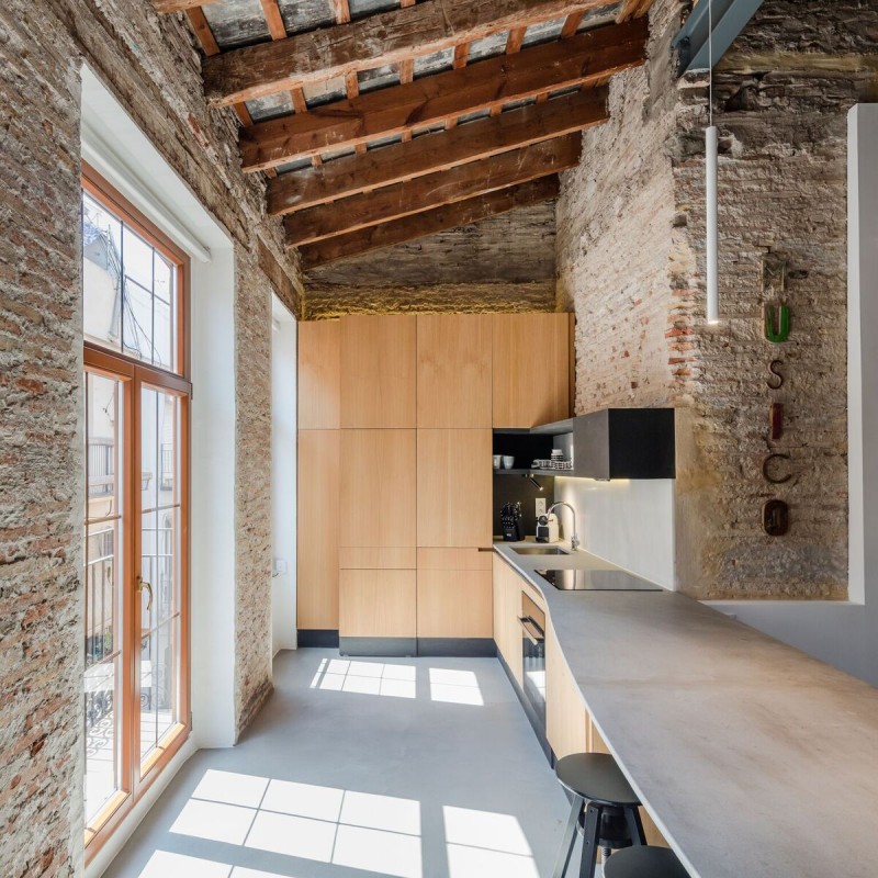 Интерьер апартаментов в реконструированном заброшенном здании начала ХХ века в Валенсии, Испания Интерьер апартаментов в реконструированном заброшенном здании начала ХХ века в Валенсии, Испания