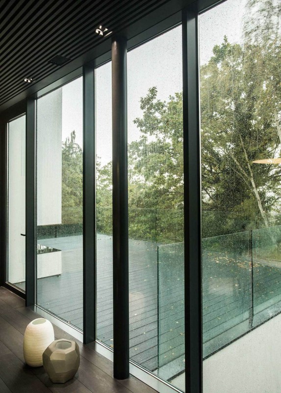 Интерьер двухэтажного дома в лесу