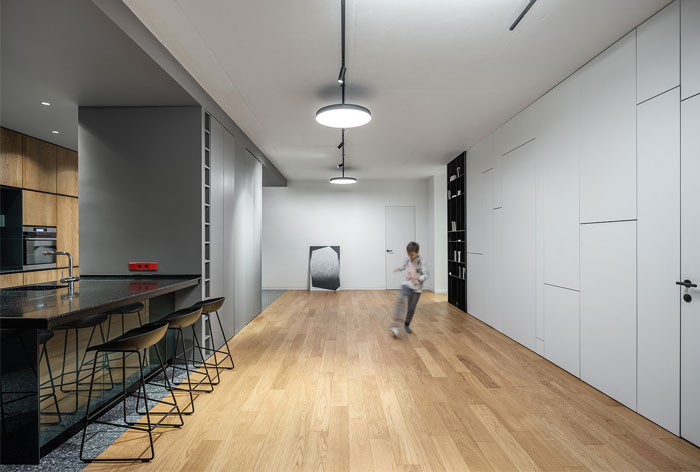 Яркий интерьер квартиры для семьи с тремя детьми