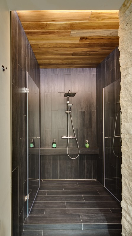 Гармоничное сочетание дерева и кирпича