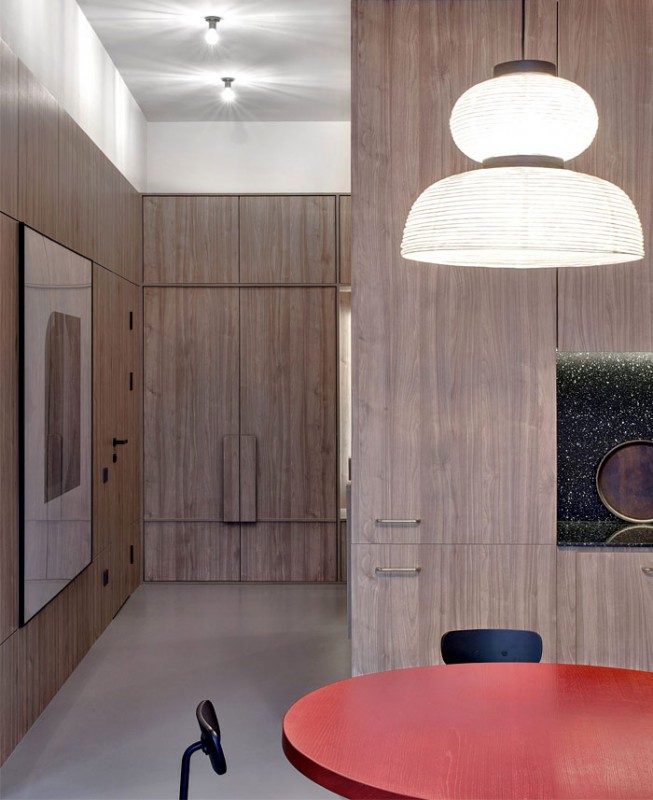 Интенсивные контрастные цвета и материалы в интерьере минской квартиры Интенсивные контрастные цвета и материалы в интерьере минской квартиры