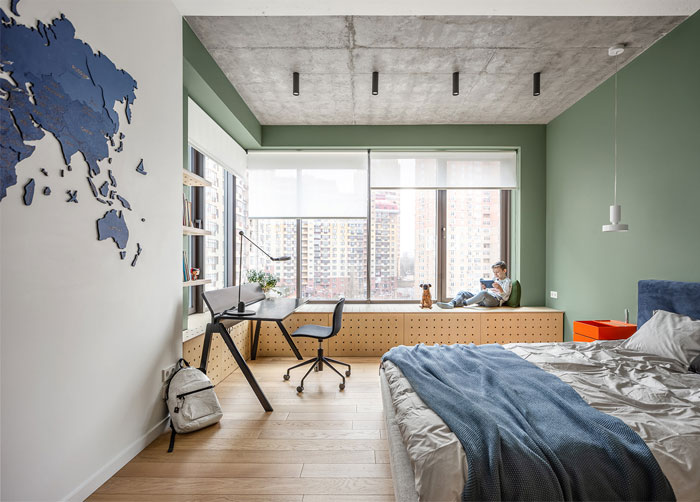 Яркий интерьер квартиры для семьи с тремя детьми