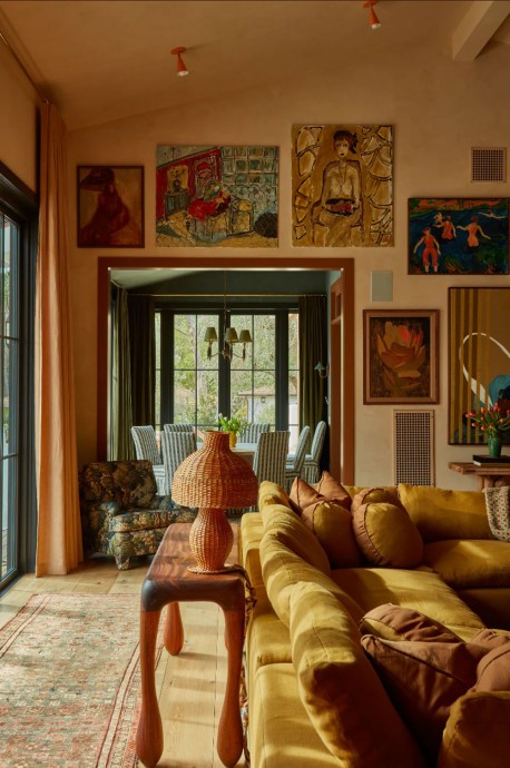 Красочный интерьер дома в Малибу