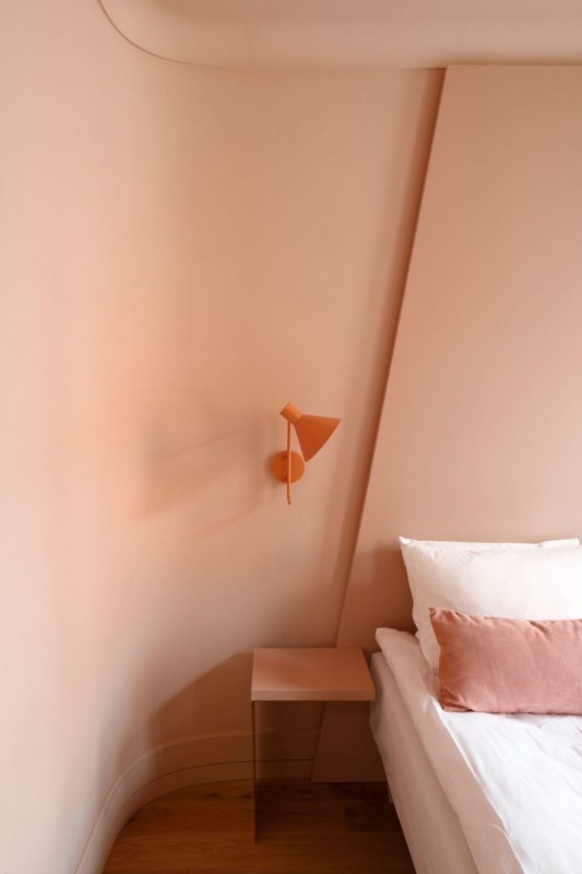 Монохроматизм в отеле Redstone в Риге, Латвия