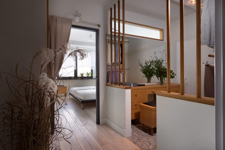 Контраст темных и светлых поверхностей в интерьере просторных апартаментов