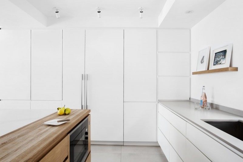 Сочетание белого цвета и дерева в интерьере апартаментов в Монреале, Канада