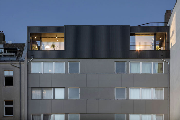 Современный городской пентхаус в темных тонах в Берлине Современный городской пентхаус в темных тонах в Берлине