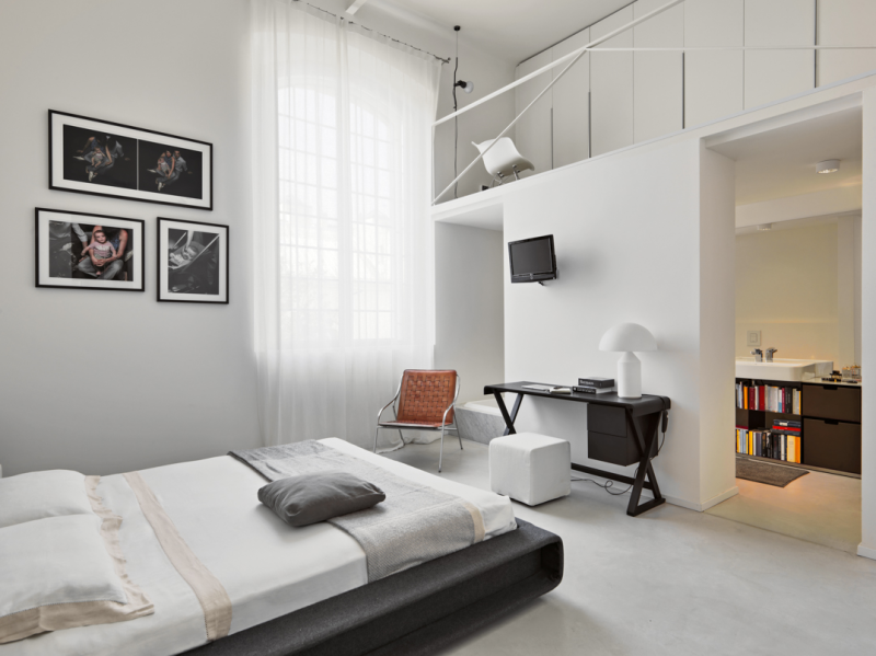 Светлая квартира с яркими элементами декора