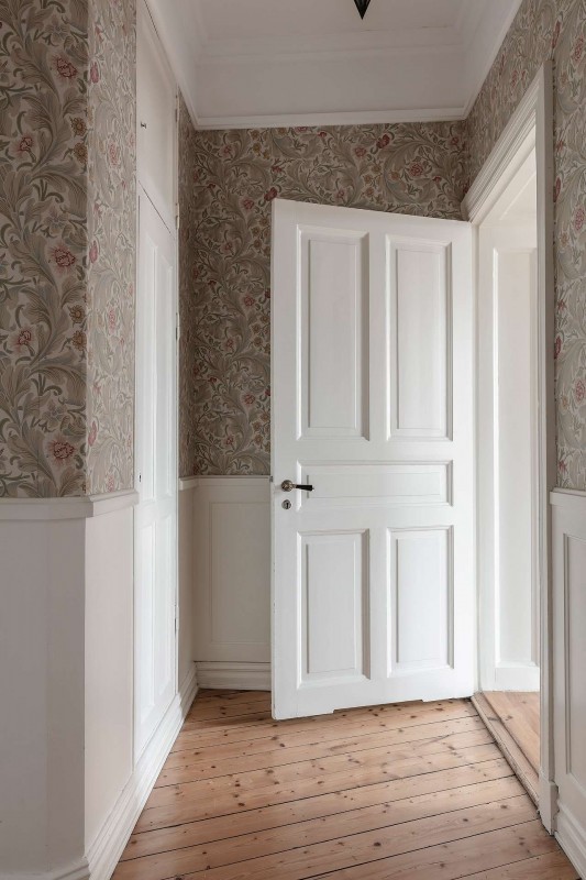 Высокие потолки и хорошо сохранившиеся детали начала ХХ века в апартаментах в Стокгольме