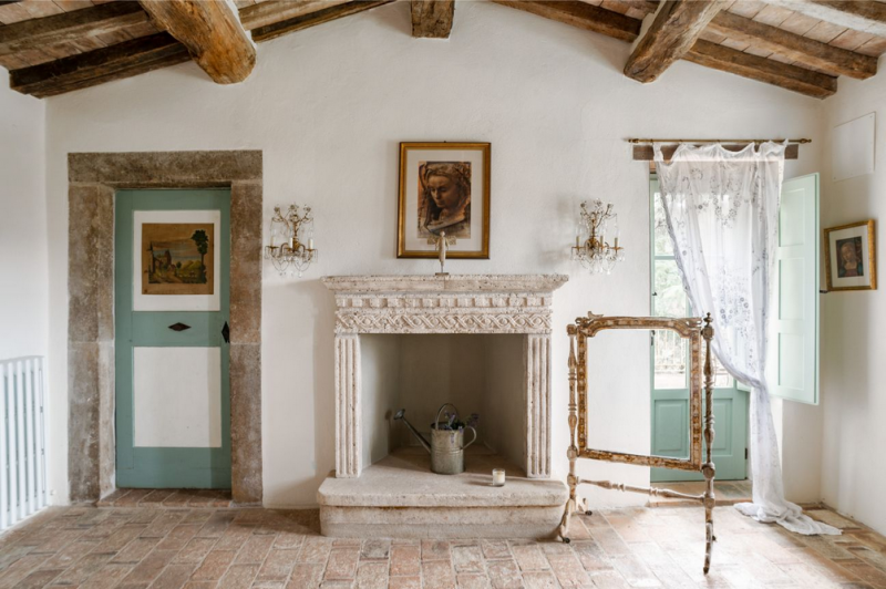 Замковая каменная вилла, расположенная на 84 гектарах леса в пасторальной Тоскане