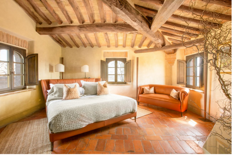 400-летний фермерский дом на вершине холма недалеко от Сиены, Италия 400-летний фермерский дом на вершине холма недалеко от Сиены, Италия