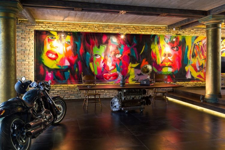 Эклектичный декор лофта, расположенного в бывшем старинном магазине