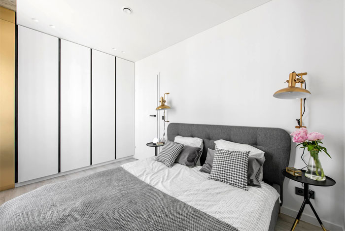 Латунный и черно-серый декор в интерьере литовской квартиры