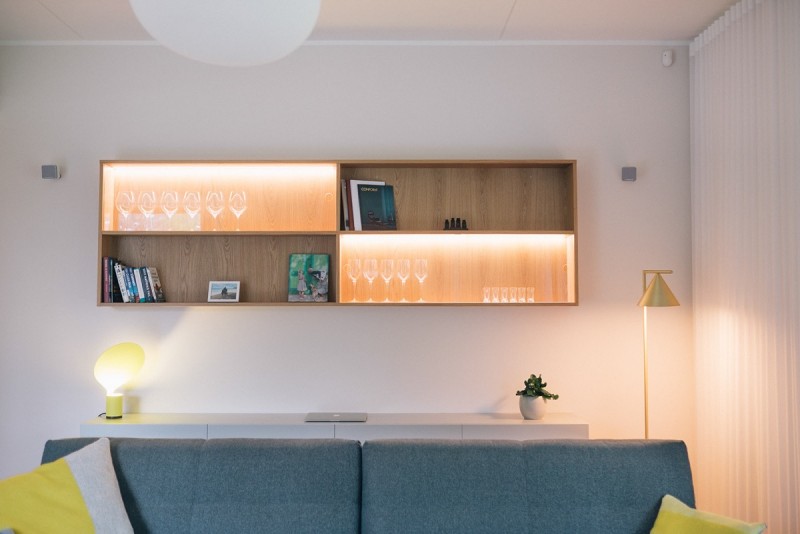 Минималистские апартаменты с синими и желтыми акцентами в Нымме, Эстония