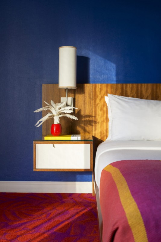 Неоновые цвета в интерьере отеля Shoreline Hotel Waikiki 4* на острове Оаху, Гавайи Неоновые цвета в интерьере отеля Shoreline Hotel Waikiki 4* на острове Оаху, Гавайи