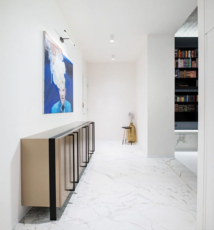 Пражская квартира с бетонными потолками и скульптурной подвесной лестницей