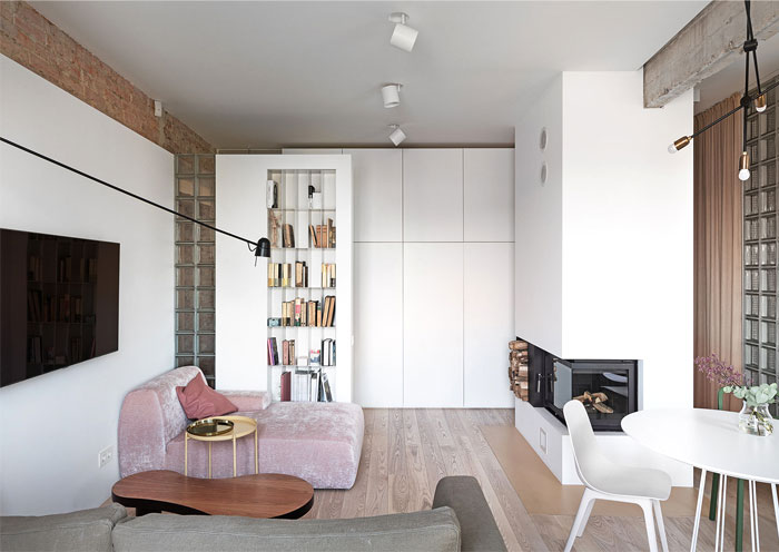 Бетон с нежно-розовым бархатом, конструкции из красного кирпича и немного латуни и меди в интерьере