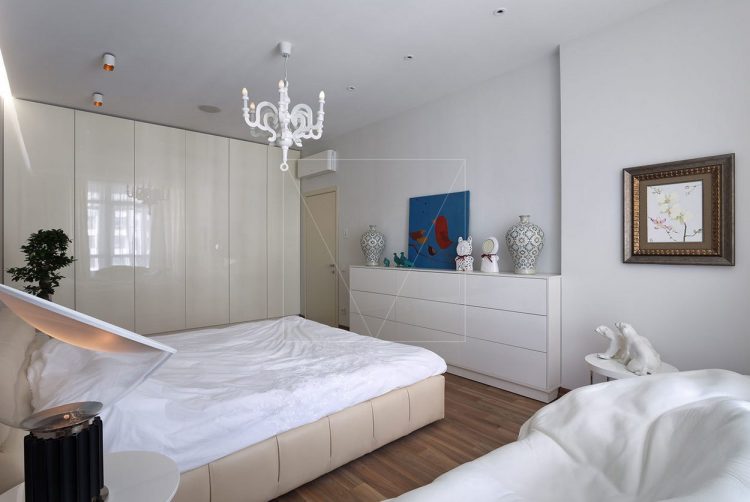 Деревянные поверхности и яркие цвета - современная квартира для молодой семьи