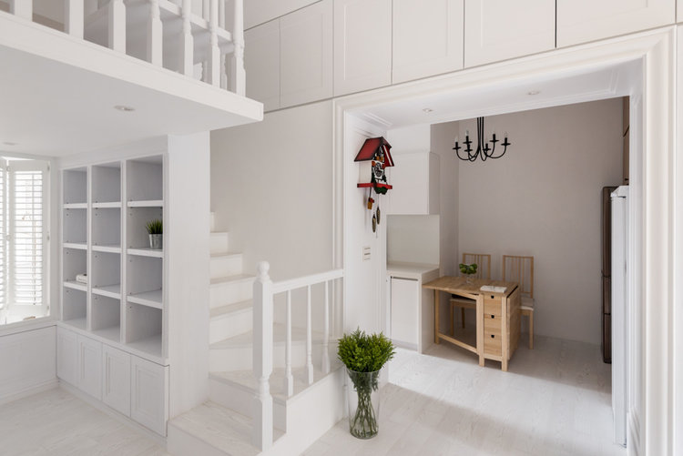 Яркие акценты в белоснежном интерьере