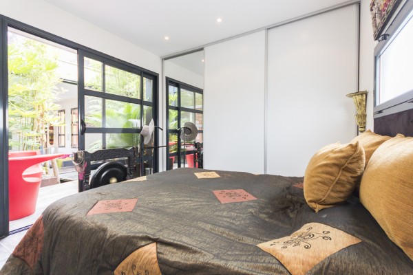 Смелое использование ярких цветов на вилле во Франции