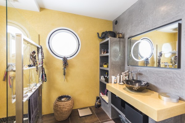 Смелое использование ярких цветов на вилле во Франции