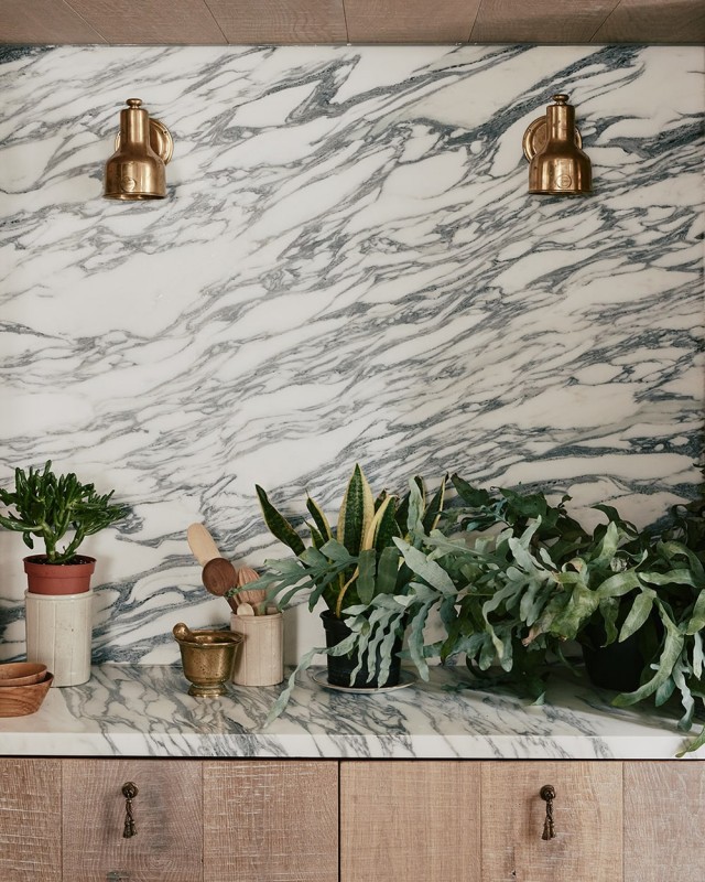 Сочетание дерева, мрамора и натуральных материалов в интерьере уютного особняка