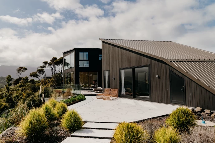Современный дом на вершине холма в Новой Зеландии