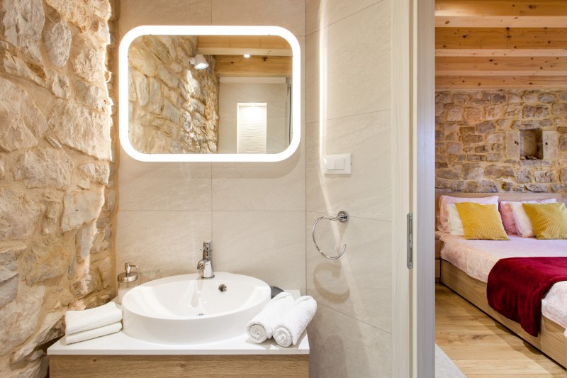 Уютная студия с оригинальными каменными стенами