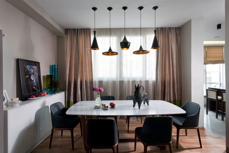 Деревянные поверхности и яркие цвета - современная квартира для молодой семьи