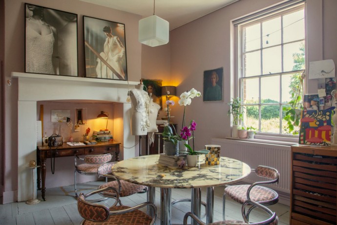 Дом дизайнера свадебных платьев Кейт Халфпенни (@halfpennylondon) в пригороде Лондона
