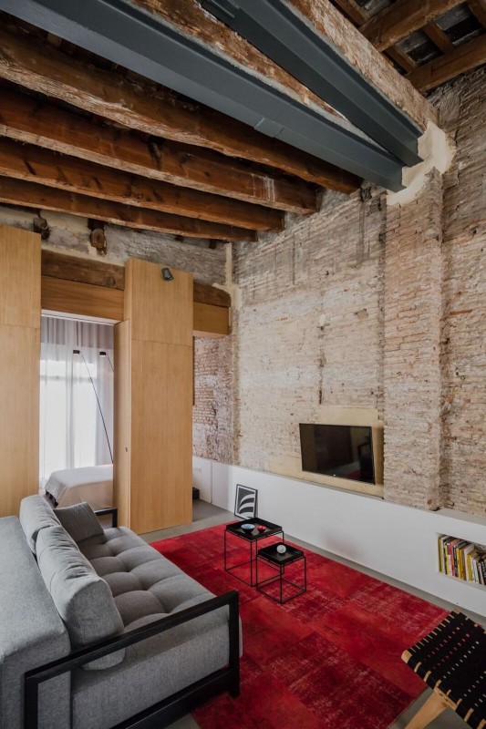 Интерьер апартаментов в реконструированном заброшенном здании начала ХХ века в Валенсии, Испания Интерьер апартаментов в реконструированном заброшенном здании начала ХХ века в Валенсии, Испания