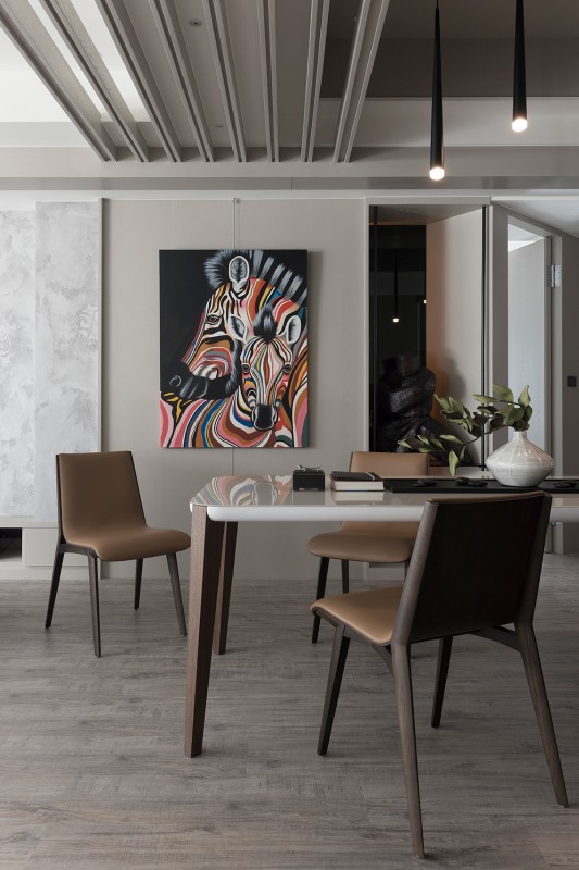 Интерьер в серых тонах с яркими акцентами Интерьер в серых тонах с яркими акцентами