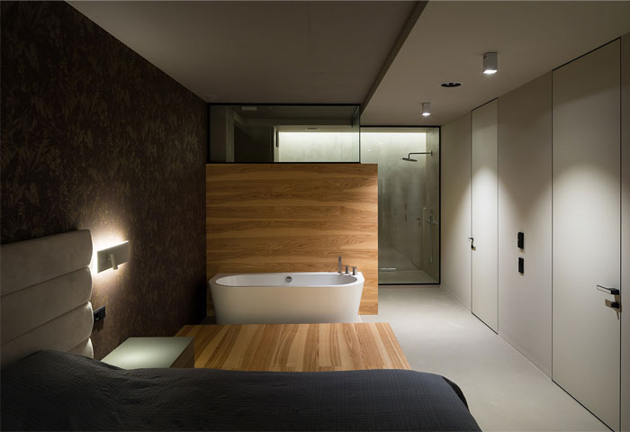 Интригующие дизайнерские конструкции и яркие акценты в интерьере просторных апартаментов