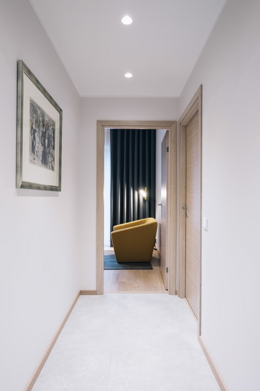 Минималистские апартаменты с синими и желтыми акцентами в Нымме, Эстония