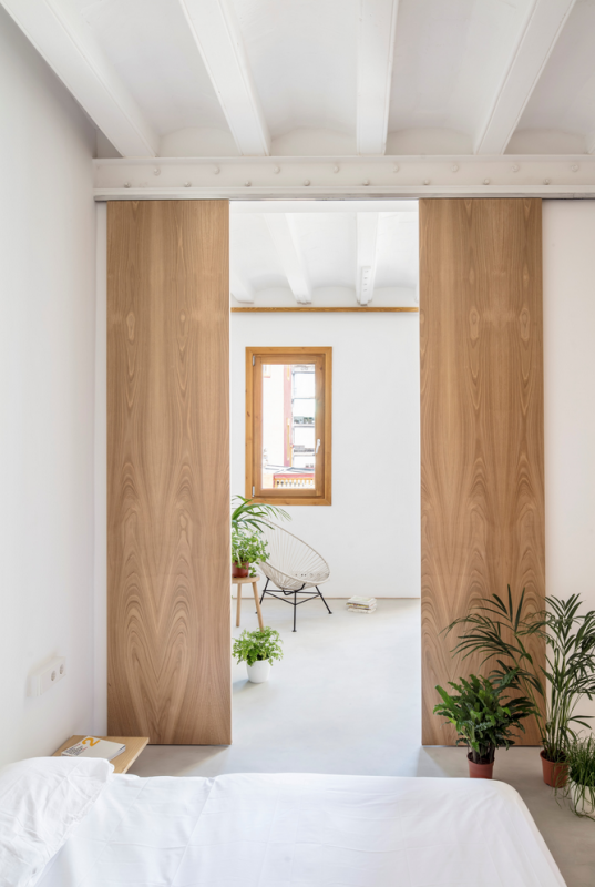 Преобразование квартиры 1880-х годов в два лофта, расположенных в районе Сан-Антонио в Барселоне Преобразование квартиры 1880-х годов в два лофта, расположенных в районе Сан-Антонио в Барселоне