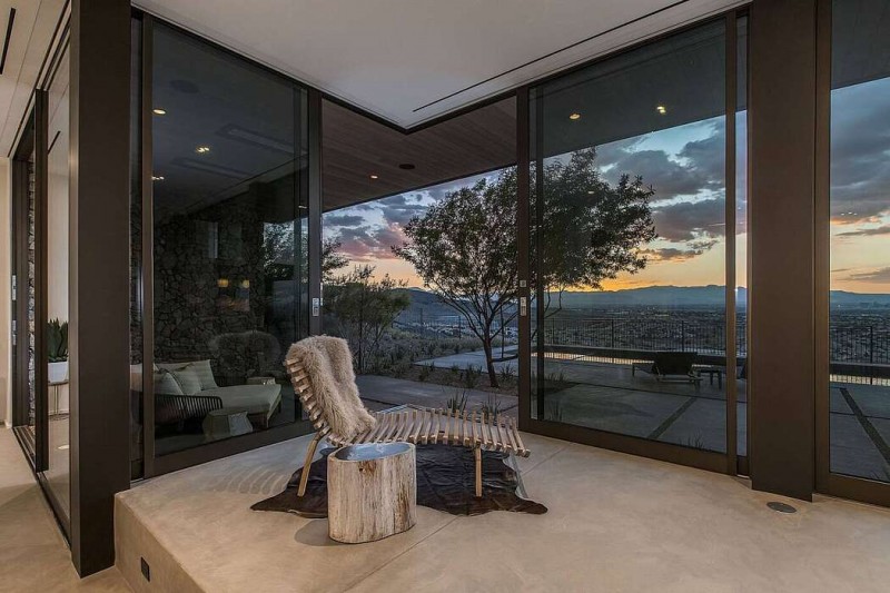 Резиденция, оформленная в бежево-коричневых тонах