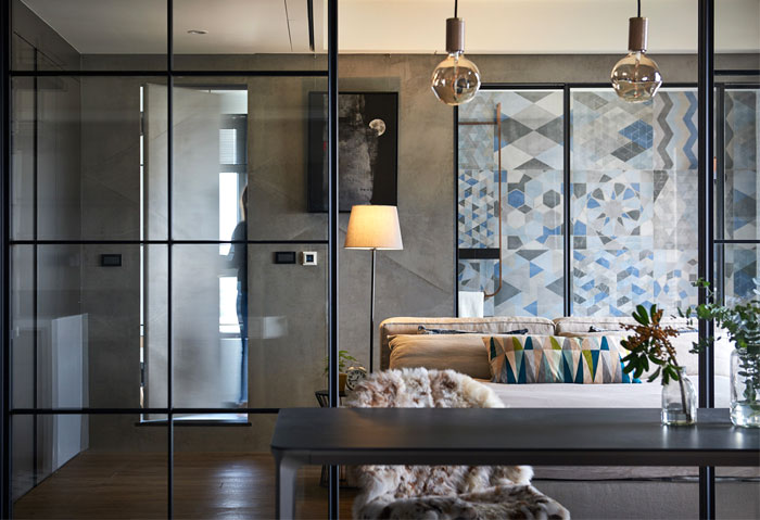 Стекло в металлическом каркасе для разделения квартиры на несколько комнат