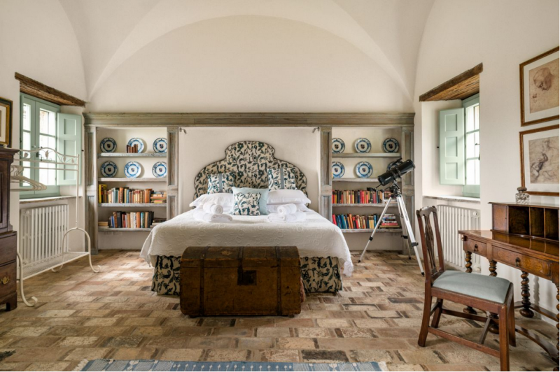 Замковая каменная вилла, расположенная на 84 гектарах леса в пасторальной Тоскане