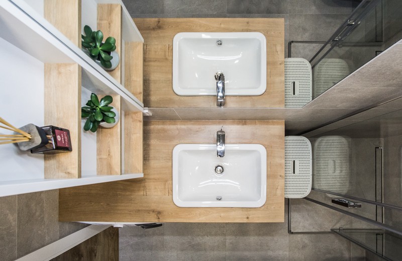 Апартаменты в серых тонах с яркими цветовыми акцентами