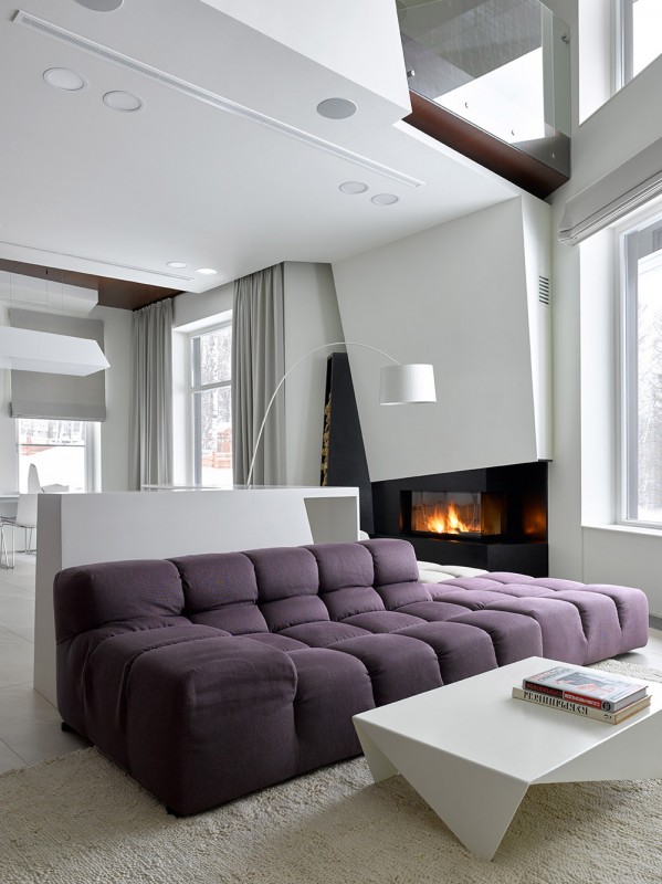 Контраст ярко белого и насыщенного коричневого в облицовке стен загородного дома Контраст ярко белого и насыщенного коричневого в облицовке стен загородного дома