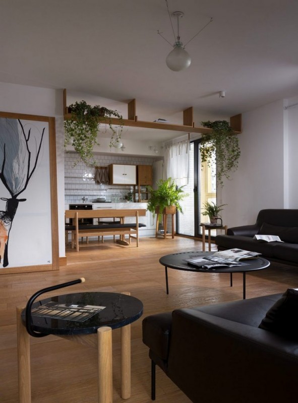 Контраст темных и светлых поверхностей в интерьере просторных апартаментов