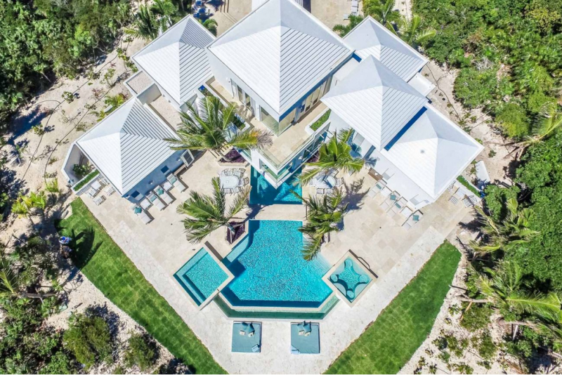 Небольшой отель Pearl West в городе Лонг-Бэй-Хиллс, острова Тёркс и Кайкос