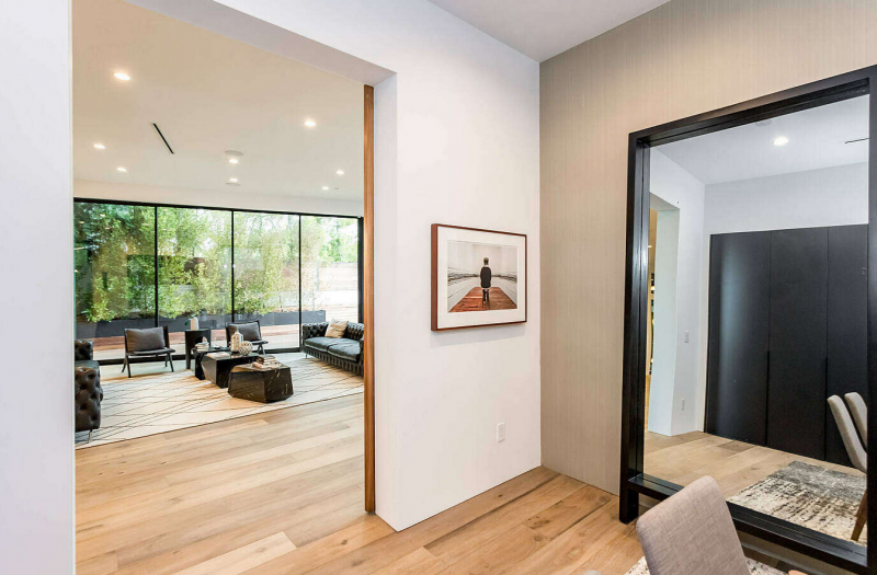 Роскошная современная резиденция, расположенная в Лос-Анджелесе