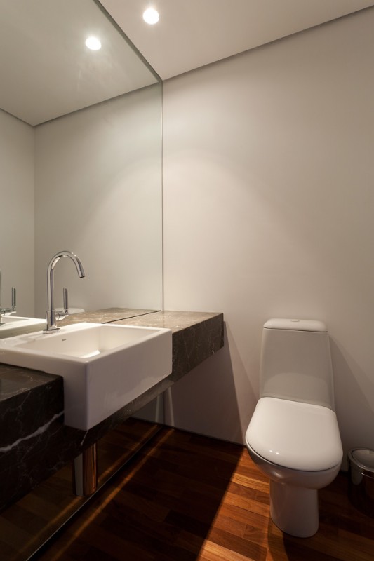 Сочетание белого цвета и дерева в интерьере комфортных апартаментов