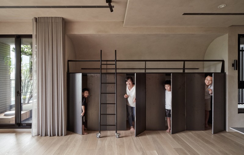 Сочетание дерева и металла в дизайне просторного семейного дома