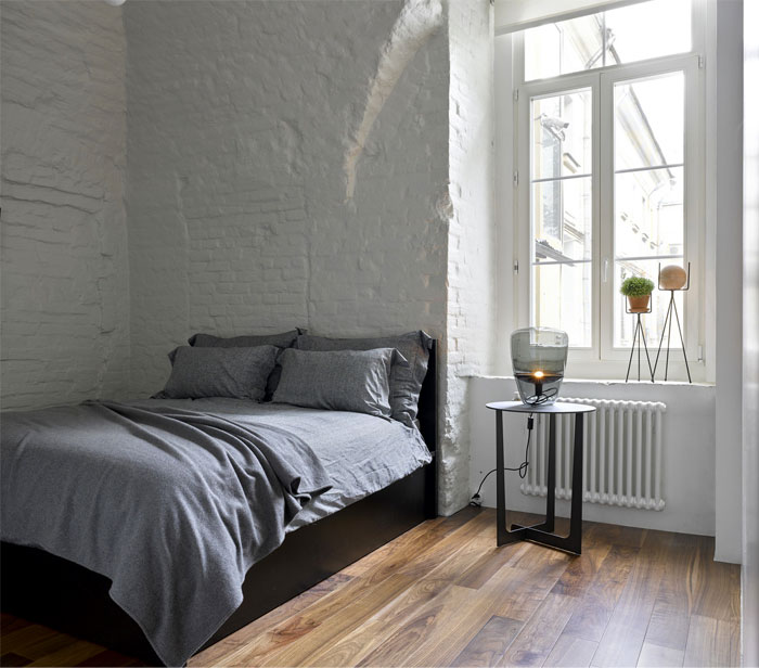 Уютная квартира с открытыми кирпичными стенами и арками